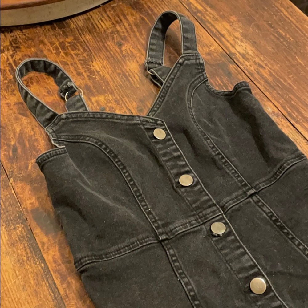 URBAN OUTFITTERS FADED BLACK DENIM MINI DRESS - Picture 2 of 14